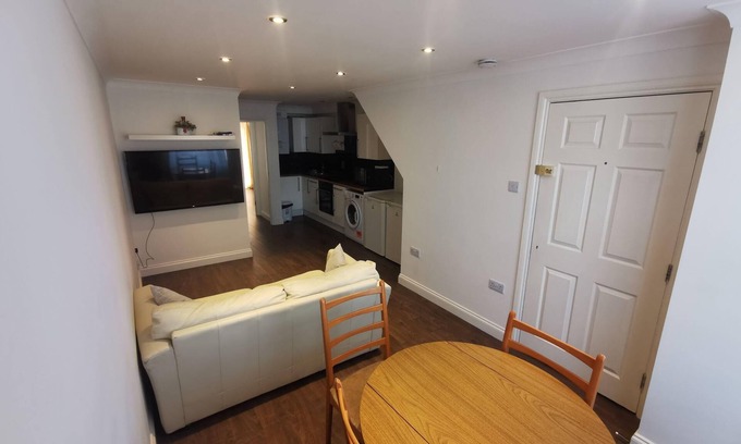 Eastbrook Apartment | Romford Retreat - Stylish Apartment Stay