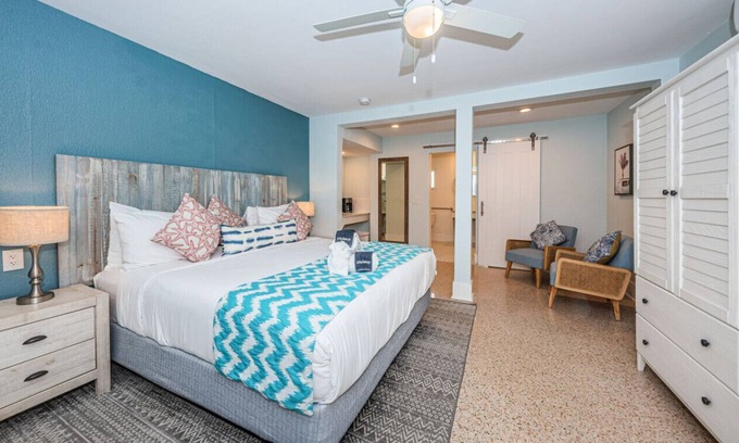 Sunset Beach Hotel | Room 2 · Sunset beach- Boutique hotel- W/Large fishing pier