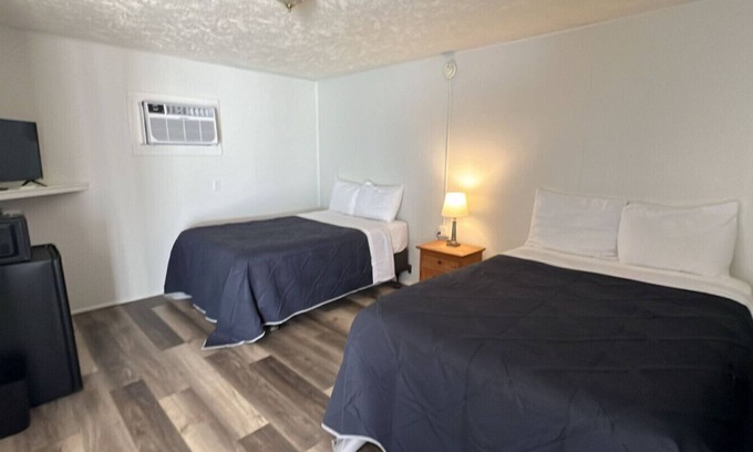 Harper Hotel | Room 24 - Standard Queen - Sleeps 4 - Harper Motel
