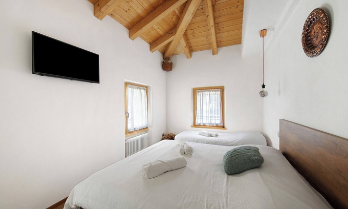 Pieve di Cadore Apartment | Room '3- Nene Lidia' with shared terrace, private garden and Wi-Fi