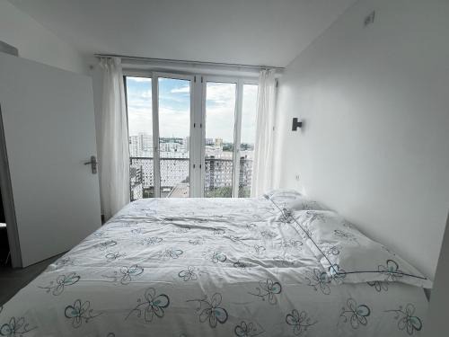 Rosny-sous-Bois House | Room only - Serene room with Chineses-Parisian