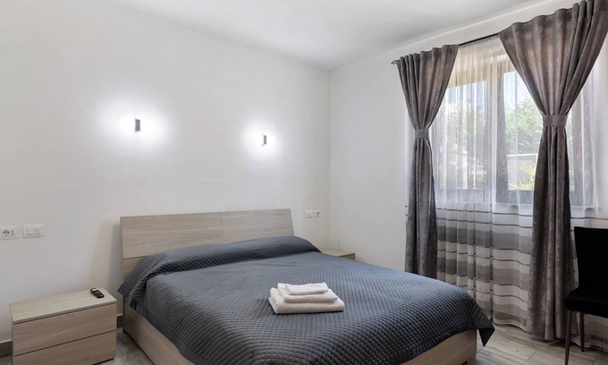 Cervere Apartment | Room 'Palma' with Shared Terrace, Wi-Fi and Air Conditioning