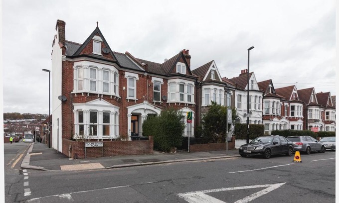 South Norwood Apartment | Room With A View Over South London