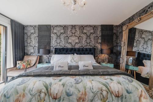 Lake Tekapo Hotel | Room with Lake and Mountain Views - Tekapo