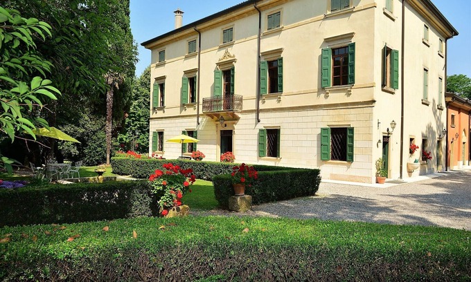 Corrubbio Bed & Breakfast | Rooms in 19th century villa in Valpolicella