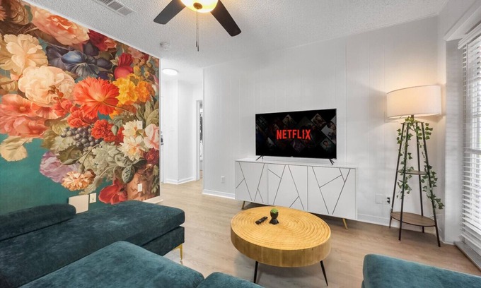 West Campus Apartment | Rose Suite - Sleeps 6!| Convenient for ACL and F1