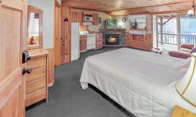 Gaines Cabin | Rough Cut Lodge - Suite 2