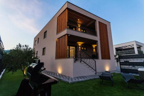 Kastel Novi Villa | Royal Villa - Luxury Apartment