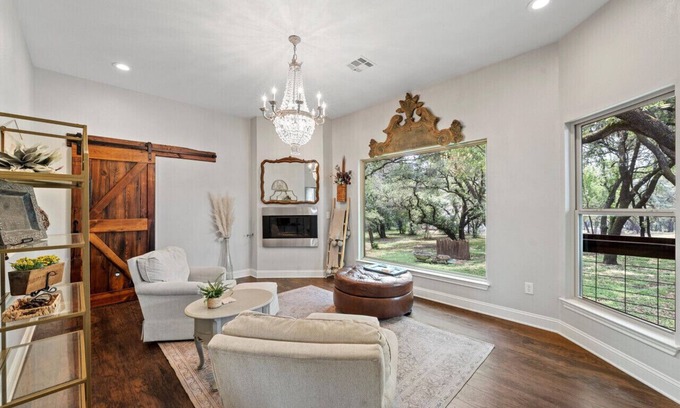 Lacy-Lakeview House | Ruby Dell Ranch - Just 10 mins from downtown Waco!