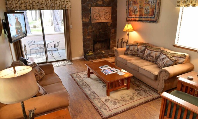 Tennis Village Condo | Rustic Condo with A/C, BBQ & Quick Walk to Spa