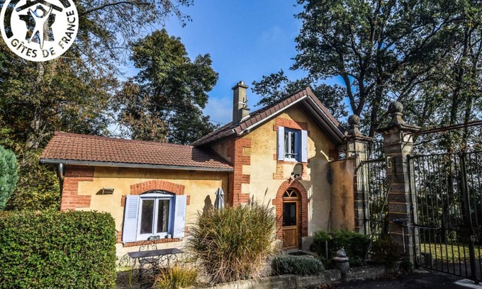 Montbrison Cottage | Rustic cottage with fireplace in Montbrison