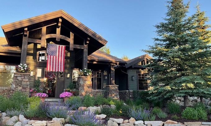 Tuhaye House | Rustic Modern Retreat with Panoramic Views in Tuhaye