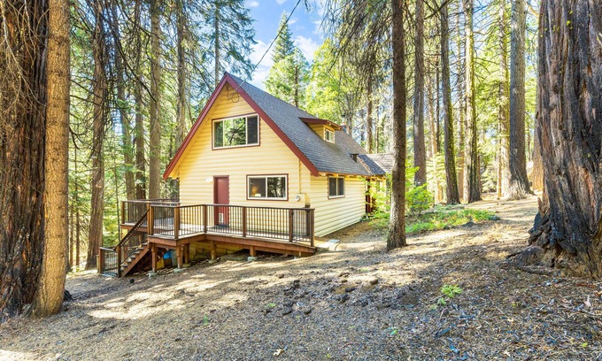 Dorrington Cabin | Rustic retreat with stunning mountain views - deck, WiFi, woodstove, & W/D