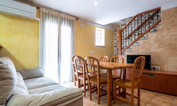 El Perello Villa | Rustic town house well located 10min beach