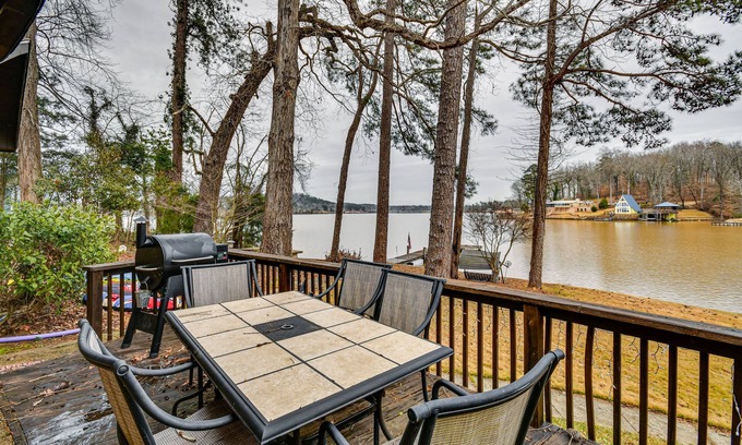 Valley Cottage | Rustic Valley Cottage w/Swim Dock on Lake Harding