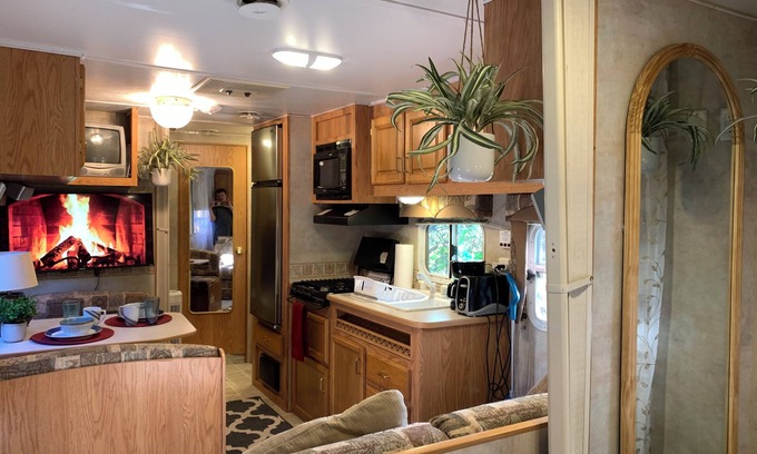 North Central Hollywood House | RV Efficiency w/pool access -quiet, clean, cable/wifi, utilities included-
