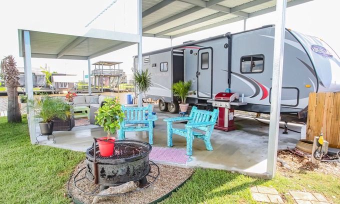 Cedar Lane Cabin | (RV2) Paradise in Sargent. Saltwater canal, minutes to ICW and beach.