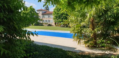 Blace House | Séjour élégance et bien-être au CHATEAU de GRANDMONT - piscine et parc arboré au coeur du vignoble du Beaujolais