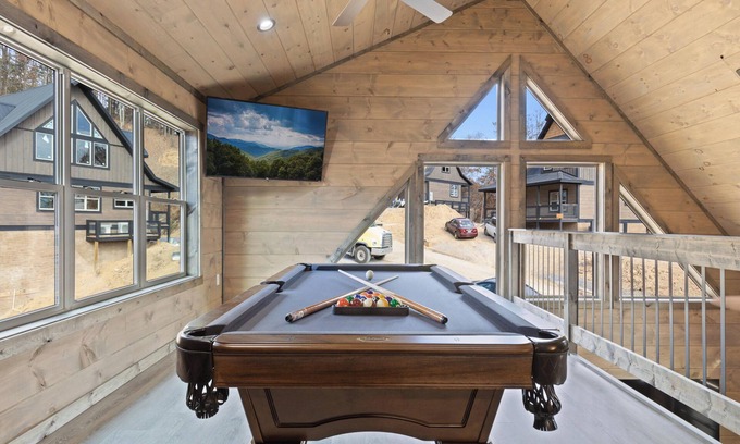 Gatlinburg - Pigeon Forge Cabin | S'more Splashing