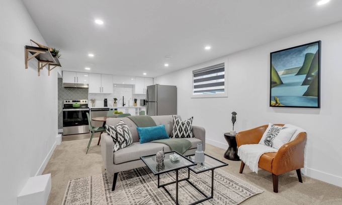 Killarney House | Safari: Renovated & Upgraded 2 Bed Lower Suite - City Centre