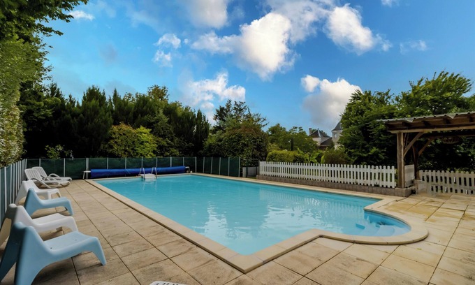 La Boissiere-d’Ans House | Salle de Musique – Holiday Home with Hillside Views and Pool