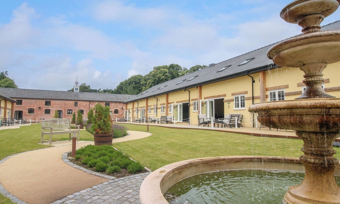 Felton Cottage | SANDOWN PARK COTTAGE, pet friendly, with a garden in West Felton