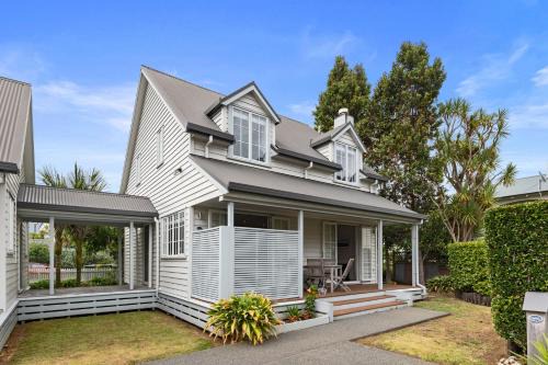 Russell House | Sandy Jandal - 3-5 Bedroom - Russell Cottages