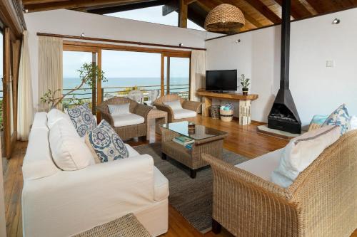 Wavecrest House | Sandy's Spot: sunny pet-friendly house with a pool