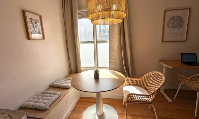 Alamitos Beach Condo | Sandy Shores Apt with AC, Parking & Laundry, 10min walk to beach. Superb WiFi.