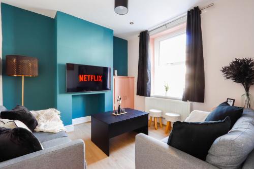 Splott House | Sanjo Suite - Sleek 2BR Home with Parking & WIFI