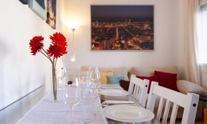 La Nova Esquerra de l'Eixample Apartment | Sants Station Apartment with Netflix, A/C, Alexa, for families & quiet people