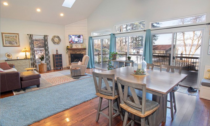 Saratoga Springs House | Saratoga Lakeside Retreat