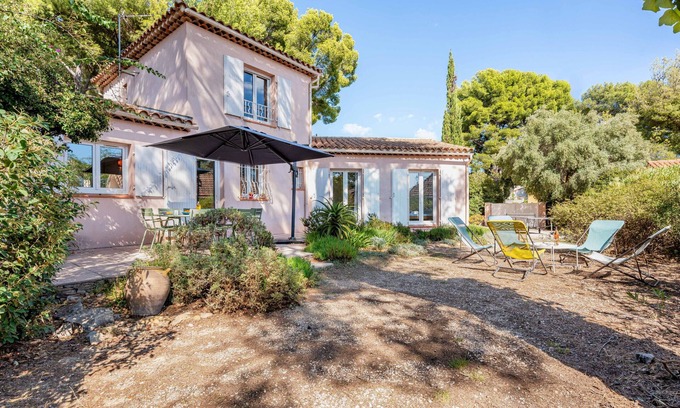 La Ciotat Ski Chalet | Sarti. House 5min walk from the beaches, AC, garden, BBQ