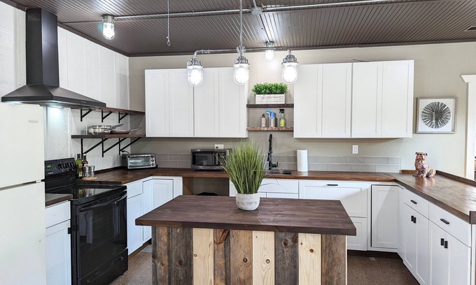 Fennville House | SAUGATUCK FARMHOUSE, HOT TUB, DOGS WELCOME, FIRE PIT, HUGE FENCED YARD!
