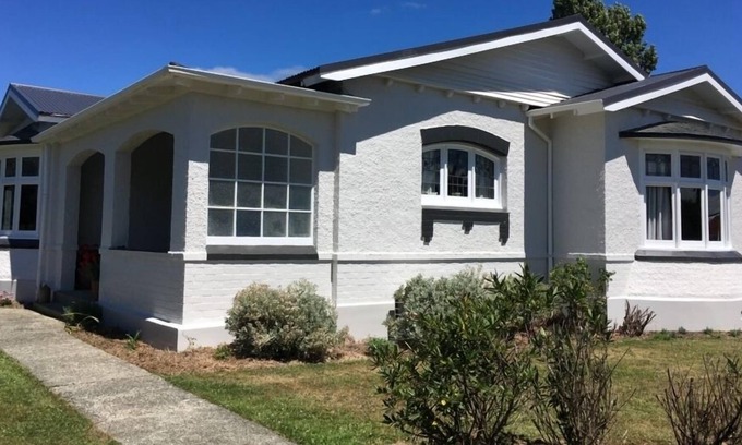 Tuatapere House | SawMillers Rest - 1920s Character Bungalow