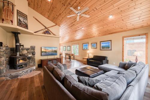 Truckee House | Scarlet Hollow Cabin at Tahoe Donner by Tahoe Getaways - 3BR w HOA Amenities