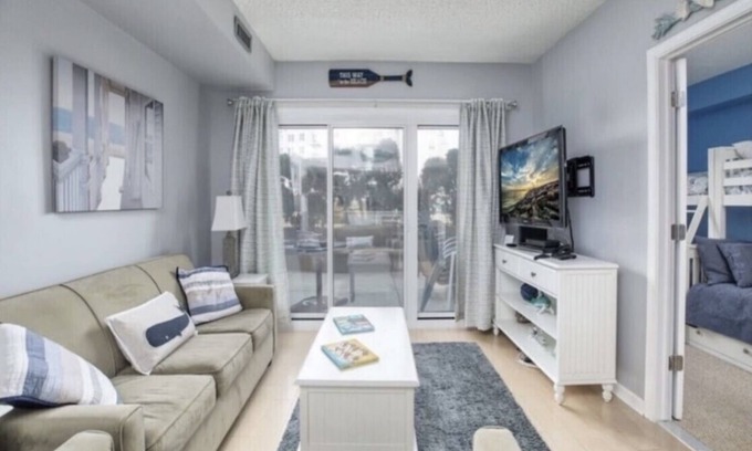 Diamond Beach Condo | Sept!BeachBldg,SeapointeWalkout,Nxt to oceanftCondo-Steps to beach,poolsHottubs!