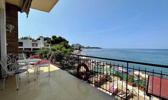 Casteldaccia Apartment | Sea PearlApartment by the sea π