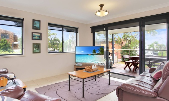 Hawks Nest House | Sea Side on Russell - 3 bedroom townhouse