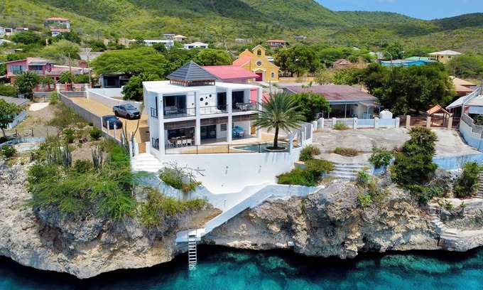 Lagun Villa | Seafront Villa in Lagun Curaçao -pool-Wifi + With Private access to sea!