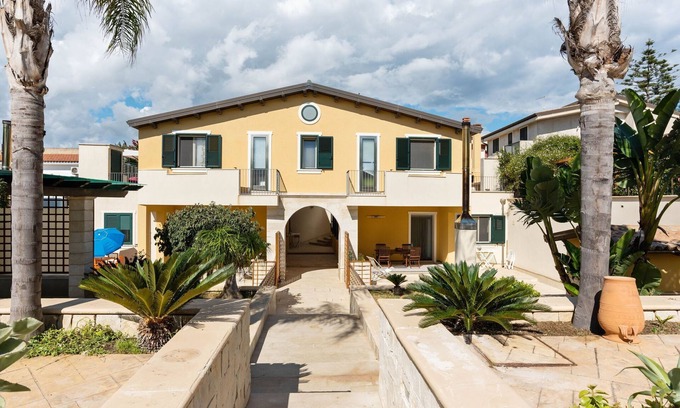 Reitani Apartment | Seaside Apartment with BBQ & Garden