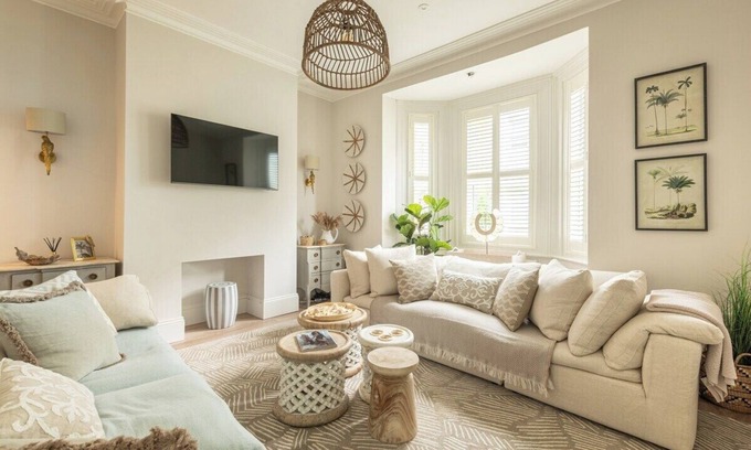 Bournemouth City Centre House | Seaside Elegance: Your Unforgettable Beach Retreat