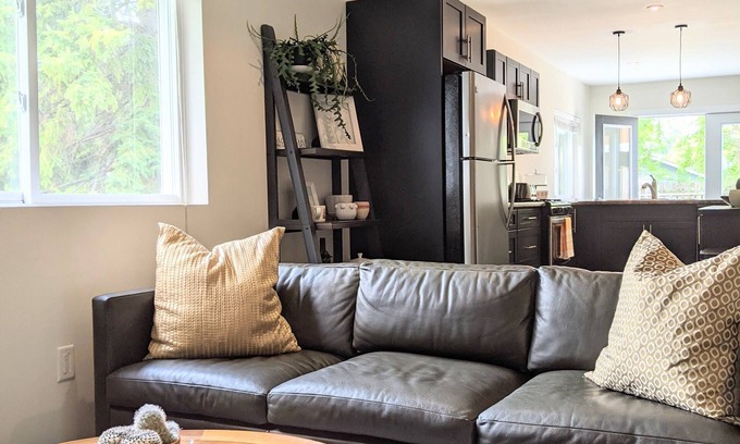 Collingwood House | Seasonal Rental; 2-mins drive to dwntwn Cwood; 8-mins to Blue Mtn; pet-friendly