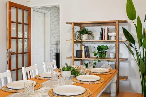 City Centre House | Seaview Escape Ocean Views & 500MBs Wifi