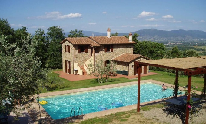 Foiano della Chiana Villa | Secluded Villa, private heated Pool, Wi-fi and TV. Secure Payment