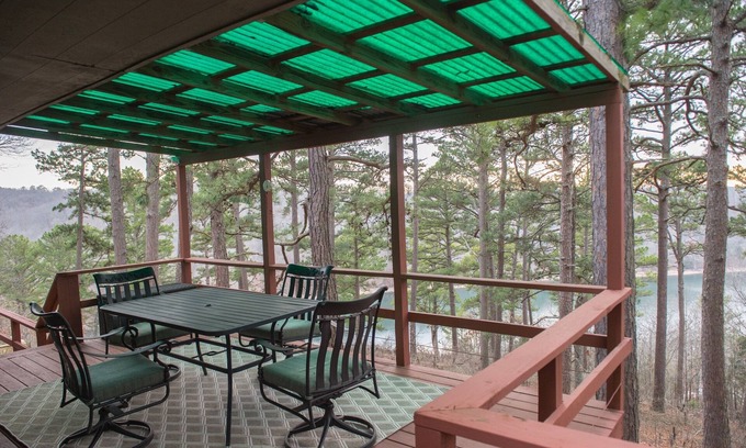 Eureka Springs House | Secluded Beaver Lake Cabin close to Eureka Springs