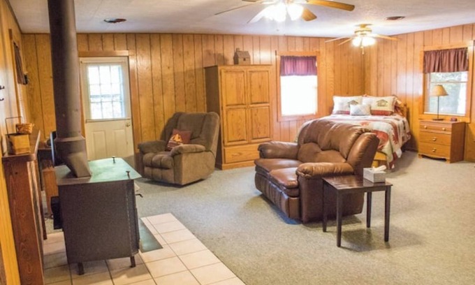 Triumph Cabin | Secluded Cabin Near Starved Rock W/Whirlpool Tub