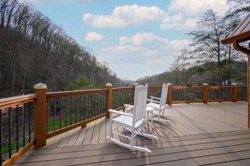 Gatlinburg - Pigeon Forge Ski Chalet | Secluded Cabin/Stunning Mtn View/Paved Drive