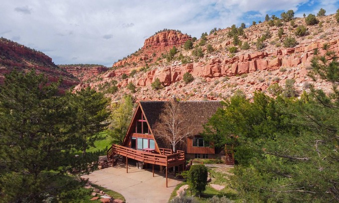 Kanab Cabin | Secluded Kanab Cabin | Hot Tub + Red Rock Views