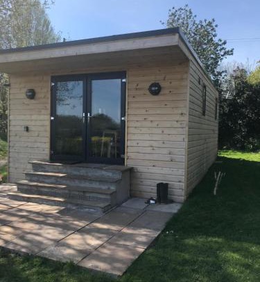 Pembridge House | Secluded Log Cabin in beautiful private gardens